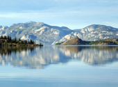 Sich im Wasser spiegelnde Berglandschaft im Yukon Territory in Kanada